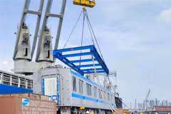 Đoàn tàu số 6 và số 7 của tuyến metro số 1 cập cảng Khánh Hội tháng 7/2021. (Ảnh: TTXVN phát)
