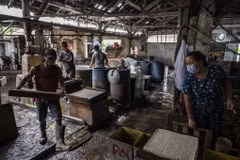 Các nhân viên làm đậu phụ tại một nhà máy nhỏ ở Surabaya. (Nguồn: AFP)