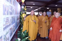 Những hình ảnh tiêu biểu nhất về quá trình xây dựng và phát triển của Giáo hội Phật giáo Việt Nam Thành phố Hồ Chí Minh trong 40 năm qua được giới thiệu tại triển lãm. (Ảnh: Xuân Khu/TTXVN)
