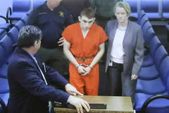 Cảnh sát áp giải đối tượng Nikolas Cruz (giữa) tới Tòa án hạt Broward, Fort Lauderdale, bang Florida ngày 15/2/2018. (Nguồn: AFP/TTXVN)