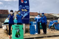Đoàn viên, thanh niên thành phố Quy Nhơn đặt các thùng thu gom rác thải, bảo vệ môi trường ở xã Nhơn Lý. (Ảnh: Nguyên Linh/TTXVN)