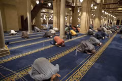 Các tín đồ Hồi giáo cầu nguyện tại đền thờ Al-Azhar tại Cairo, Ai Cập. (Ảnh: THX/TTXVN)