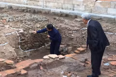 Phó giáo sư-tiến sỹ Tống Trung Tín (trái) giới thiệu về các dấu tích mới phát lộ tại các hố khai quật trong năm 2016. (Ảnh: An Ngọc/Vietnam+)
