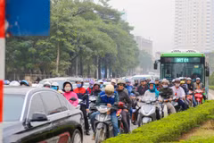 Xe buýt nhanh bị "bủa vây" bởi xe máy, ôtô (Ảnh: Minh Sơn/Vietnam+)