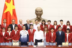 Thủ tướng Nguyễn Xuân Phúc và huấn luyện viên, vận động viên. (Ảnh: Thống Nhất/TTXVN)