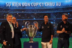 Cúp UEFA Champions League cùng các danh thủ tại Thành phố Hồ Chí Minh. (Ảnh: Xuân Dự/TTXVN)
