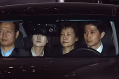 Cựu Tổng thống Hàn Quốc Park Geun-hye (giữa) được áp giải tới nơi tạm giam. (Nguồn: EPA)