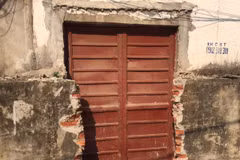 Tường bao của khu tập thể bị đập phá, mở thành cửa để đi lại. (Ảnh: Nguyễn Thắng/TTXVN)