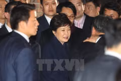 Tổng thống Hàn Quốc bị phế truất Park Geun-hye (giữa) về tới nhà riêng ở nam Seoul sau khi rời Nhà Xanh ngày 12/3. (Nguồn: AFP/TTXVN)