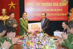 Phó Thủ tướng Trương Hòa Bình tặng quà Tết cho Cục Cảnh sát phòng cháy, chữa cháy và cứu nạn, cứu hộ. (Ảnh: Doãn Tấn/TTXVN)