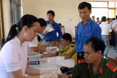 Hiến máu tình nguyện. (Ảnh: Thanh Long/TTXVN)