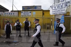 Cảnh sát điều tra tại Barking, London ngày 5/6. (Ảnh: AFP/TTXVN)