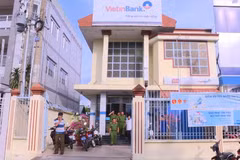 Khu vực gân hàng - nơi xảy ra vụ cướp. (Ảnh: Lê Thúy Hằng/TTXVN)