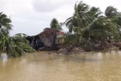 Lũ quét làm thôn An Xuyên 3, xã Mỹ Chánh, huyện Phù Mỹ, Bình Định hoang tàn, đổ nát. (Ảnh: Nguyên Linh/TTXVN)