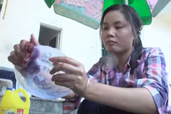 Để trang trải cho chi phí sinh hoạt trong thời gian dự thi, không dám làm phiền chị gái và bố vốn đã quá vất vả, Thúy đi xin rửa bát thuê tại các quán bia, nhà hàng để kiếm 30 nghìn/giờ. (Ảnh: Tùng Lâm/Vietnam+)