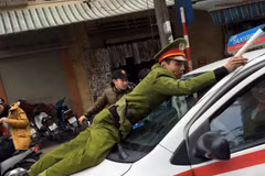 Taxi liều lĩnh chạy ngược chiều, hất chiến sỹ cảnh sát lên nắp capo