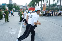 Tại hội thao phòng cháy nghiệp vụ chữa cháy, cứu hộ cứu nạn quận Ba Đình, Ban tổ chức đã khéo léo vận dụng những yếu tố thời sự như cây đổ, rò rỉ khí gas để đưa vào bài thi nhằm tăng tính mới lạ và thực tiễn. (Ảnh: Võ Phương/Vietnam+)