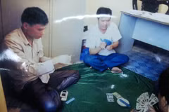 Bức hình ghi lại cảnh 2 người được cho cán bộ xã đang đánh bạc do người dân gửi lên Ủy ban kiểm tra Huyện ủy Thường Tín, Hà Nội (Ảnh: Người dân cung cấp)
