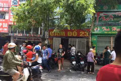 Căn nhà nơi phát hiện thi thể nam thanh niên với nhiều vết đâm trên ngực. (Ảnh: Cộng tác viên)