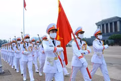 Lễ thượng cờ mừng Quốc khánh ở Lăng Chủ tịch Hồ Chí Minh. (Ảnh: Minh Đức/TTXVN)
