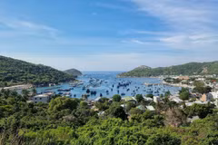 Vẻ đẹp thơ mộng của vịnh Vĩnh Hy nằm trong Khu dự trữ sinh quyển thế giới Núi Chúa. (Ảnh: Nguyễn Thành/TTXVN)