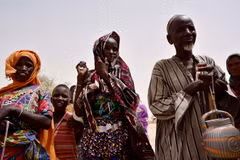Các gia đình mất nhà cửa do những cuộc tấn công của nhóm khủng bố Boko Haram tại trại tị nạn ở làng Kidjendi, gần Diffa, Đông Nam Niger, giáp với Nigeria. (Ảnh: AFP/TTXVN)