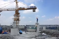 Phá dỡ xong tầng 19 - của toàn nhà số 8B Lê Trực, phường Điện Biên, quận Ba Đình, đã phá dỡ xong dơ sai phạm. (Ảnh: Minh Nghĩa/TTXVN)