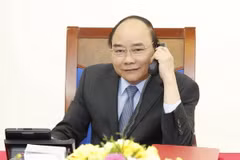 Thủ tướng Nguyễn Xuân Phúc điện đàm với Quyền Tổng thống kiêm Thủ tướng Hàn Quốc Hwang Kyo-ahn. (Ảnh: Thống Nhất/TTXVN)