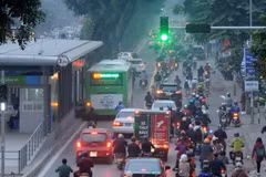 Rất nhiều phương tiện tham gia giao thông lấn sang làn đường dành riêng cho xe buýt nhanh BRT 01 đoạn Giảng Võ. (Ảnh: Quang Quyết/TTXVN)