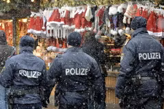 Cảnh sát Áo tuần tra trong bối cảnh an ninh được tăng cường tại khu chợ ở Vienna. (Ảnh: AFP/TTXVN)