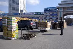 Hàng hóa của Triều Tiên bị ách lại tại một trạm kiểm soát hải quan gần biên giới Trung Quốc. (Nguồn: AFP)