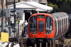 Nhân viên pháp y của cảnh sát điều tra tại nhà ga tàu điện ngầm Parsons Green sau vụ tấn công, ngày 15/9 vừa qua. (Ảnh: AFP/TTXVN)