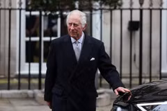 Vua Charles III xuất viện sau phẫu thuật điều trị chứng phì đại tuyến tiền liệt tại một bệnh viện ở London. (Ảnh: AFP/TTXVN)