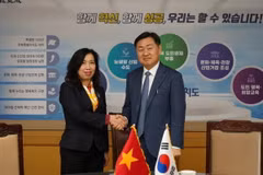 Thứ trưởng Bộ Ngoại giao Lê Thị Thu Hằng gặp Tỉnh trưởng Jeonbuk, Kim Kwan Yeong. (Ảnh: TTXVN phát)