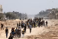 Người dân Palestine rời khỏi thành phố Rafah để trở về Khan Yunis, sau khi quân đội Israel rút bộ binh khỏi phía Nam Dải Gaza ngày 7/4. (Ảnh: AFP/TTXVN)