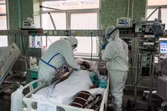 Nhân viên y tế điều trị cho bệnh nhân mắc COVID-19 tại một bệnh viện ở Moskva, Nga ngày 17/5/2020. (Ảnh: AFP/TTXVN)