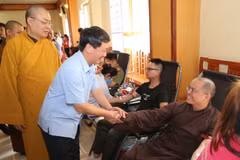 Phó Chủ tịch, Tổng thư ký Ủy ban Trung ương Mặt trận Tổ quốc Việt Nam Hầu A Lềnh động viên các chư tôn đức lãnh đạo, giảng sư tại ngày hội. (Ảnh: Văn Điệp/TTXVN)