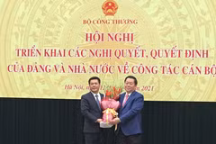 Bí thư Trung ương Đảng, Trưởng Ban Tuyên giáo Trung ương Nguyễn Trọng Nghĩa tặng hoa và chúc mừng Tân Bộ trưởng Bộ Công Thương Nguyễn Hồng Diên. (Ảnh: Đức Duy/Vietnam+)