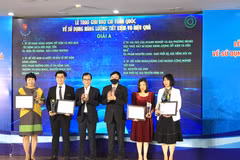 Ban tổ chức trao giải cho các tác giả đạt giải A, Giải thưởng báo chí tuyên truyền về sử dụng năng lượng tiết kiệm và hiệu quả, năm 2021. (Ảnh: Đức Duy/Vietnam+) 