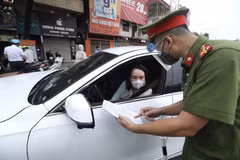 Ban Thường vụ Thành ủy Hà Nội yêu cầu lực lượng siết chặt kiểm soát tại 23 chốt vào Thủ đô, kể cả xe công vụ, xe cứu thương, xe luồng xanh. (Ảnh: TTXVN)