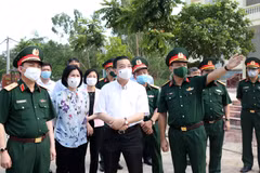 Ông Chu Ngọc Anh, Chủ tịch Ủy ban Nhân dân Thành phố Hà Nội kiểm tra khu cách ly tập trung ở Trường Quân sự Bộ Tư lệnh Thủ đô. (Ảnh: PV/Vietnam+)