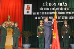 Chủ tịch Quốc hội Nguyễn Sinh Hùng trao tặng Huân chương Hồ Chí Minh cho Bộ tư lệnh Bộ đội Biên phòng. (Ảnh: Nhan Sáng/TTXVN)
