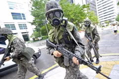 Binh sỹ Hàn Quốc đeo mặt nạ phòng độc trong một cuộc diễn tập ở Seoul. (Ảnh: AFP/TTXVN)