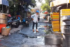 An Giang: Dân kêu cứu vì chợ cá tạm xả thải ra môi trường
