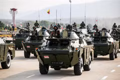 Xe quân sự tham gia diễu binh kỷ niệm Ngày Lực lượng vũ trang lần thứ 77 tại thủ đô Nay Pyi Taw, Myanmar ngày 27/3. (Ảnh: AFP/TTXVN)