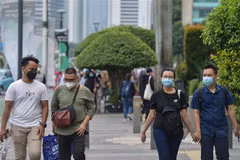Người dân đeo khẩu trang phòng dịch COVID-19 tại Jakarta, Indonesia. (Ảnh: THX/ TTXVN)