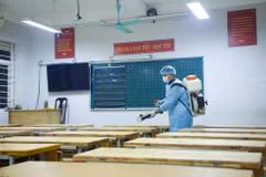 Trước diễn biến phức tạp của dịch bệnh viêm đường hô cấp do chủng mới của virus corona gây ra, tối 31/1 trường Tiểu học Mậu Lương (Hà Đông, Hà Nội) đã tiến hành phun thuốc khử trùng toàn bộ khuôn viên nhà trường. (Ảnh: Minh Sơn/Vietnam+)