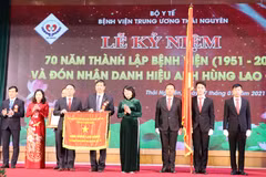 Phó chủ tịch nước Đặng Thị Ngọc Thịnh trao tặng danh hiệu Anh hùng lao động thời kỳ đổi mới cho Bệnh viện Trung ương Thái Nguyên. (Ảnh: Hoàng Nguyên/TTXVN)