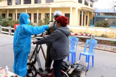 Lực lượng chức năng đo thân nhiệt tại chốt kiểm dịch thôn Nhiêu Đậu, xã Lâm Thao, huyện Lương Tài. (Ảnh: Đinh Văn Nhiều/TTXVN)