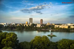 Nằm giữa lòng Hà Nội, giữa trung tâm phố xá ồn ào nhưng Hồ Gươm như một quần thể tách biệt với những khu còn lại, thực yên bình, trong lành và thơ mộng. (Ảnh: Hoàng Long/Vietnam+)